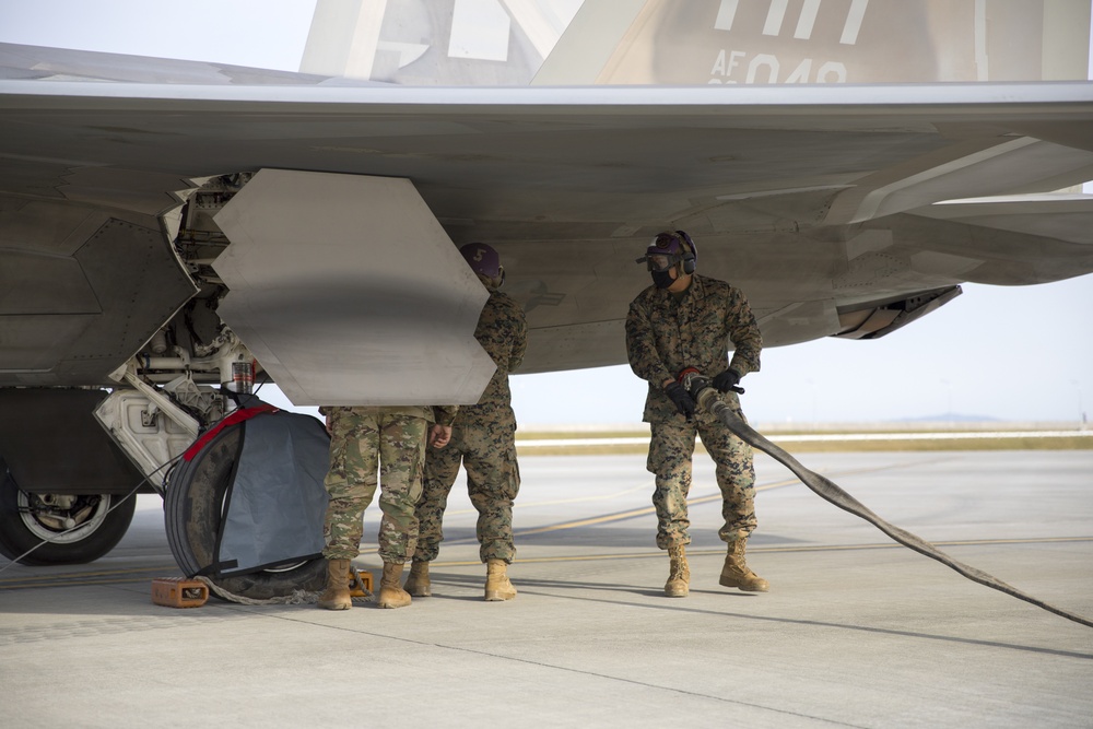 MWSS-171 Conducts Joint Refueling with F-22s