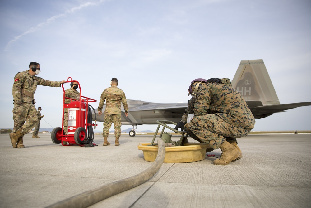 MWSS-171 Conducts Joint Refueling with F-22s