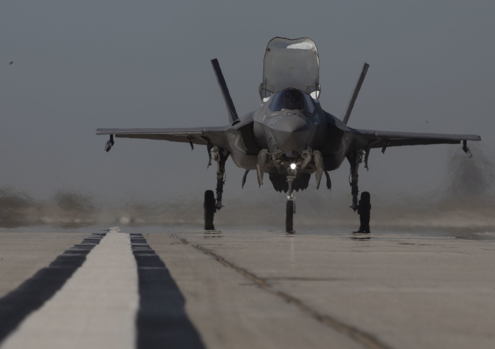 Narrow road expeditionary landing training at MCAS Yuma
