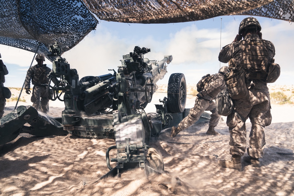 Marines fire howitzers during ITX