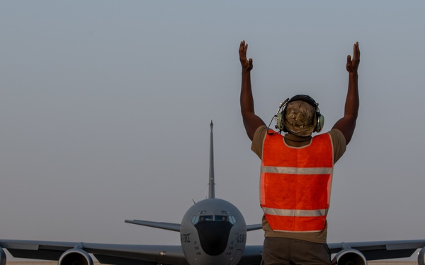 KC-135 Hot Pit Refuel