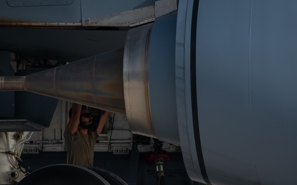 KC-135 Hot Pit Refuel
