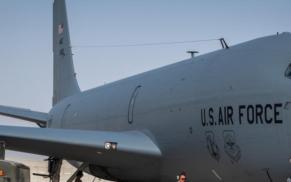 KC-135 Hot Pit Refuel