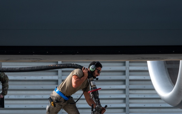 KC-135 Hot Pit Refuel
