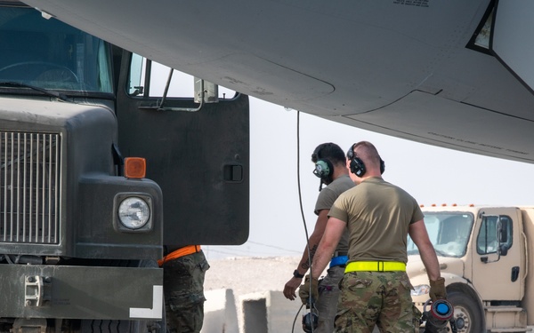 KC-135 Hot Pit Refuel