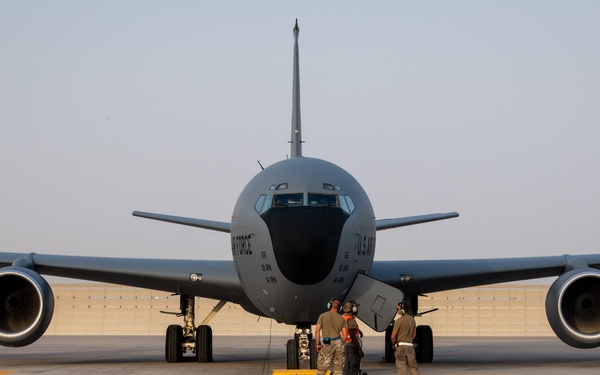 KC-135 Hot Pit Refuel