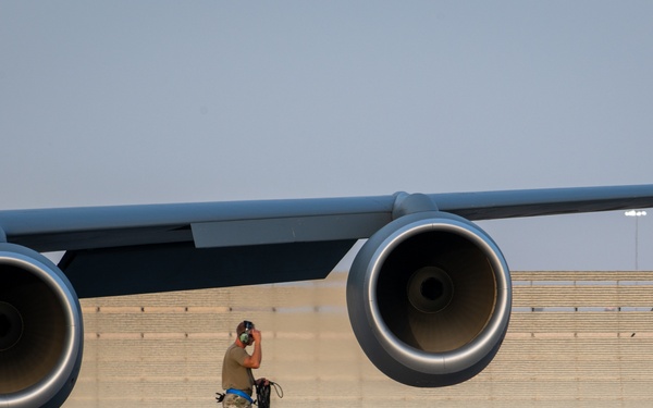 KC-135 Hot Pit Refuel