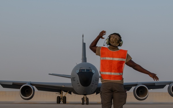 KC-135 Hot Pit Refuel