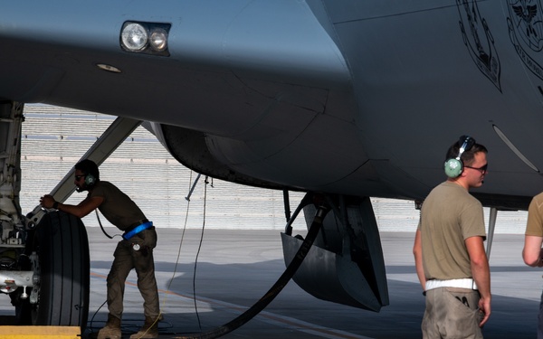KC-135 Hot Pit Refuel