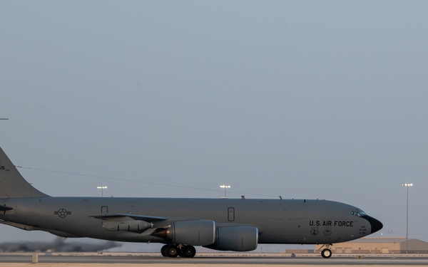 KC-135 Hot Pit Refuel