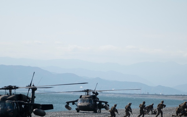 Marines, Soldiers conduct joint helicopter-borne assault at Numazu Beach Training Area