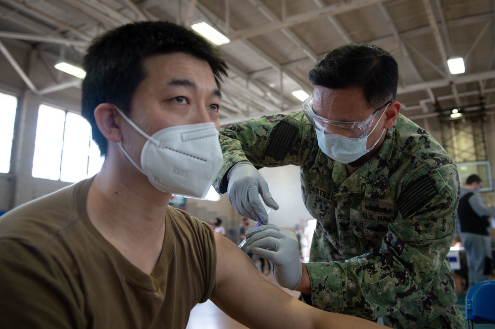 Sailors receive vaccine