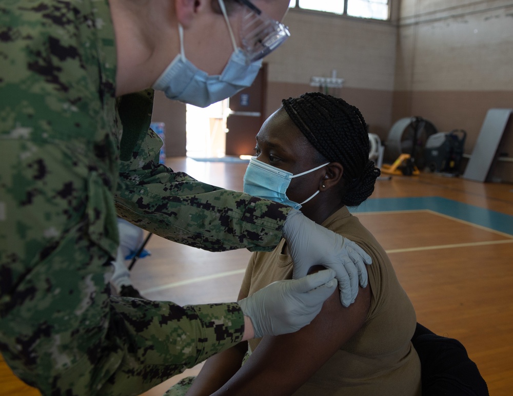 Sailors receive vaccine