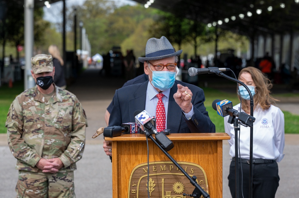 Rep Cohen visits Memphis CVC on opening day