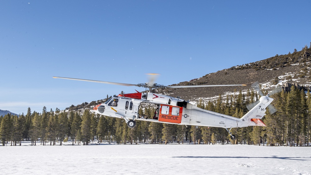 &quot;Longhorns&quot; of Helicopter SAR Squadron Conduct Mountain Flying SAR Training