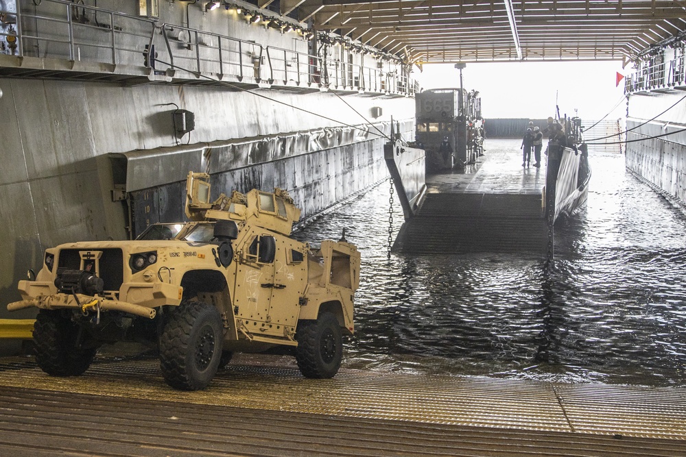 USS Pearl Harbor offload 11th MEU Marines