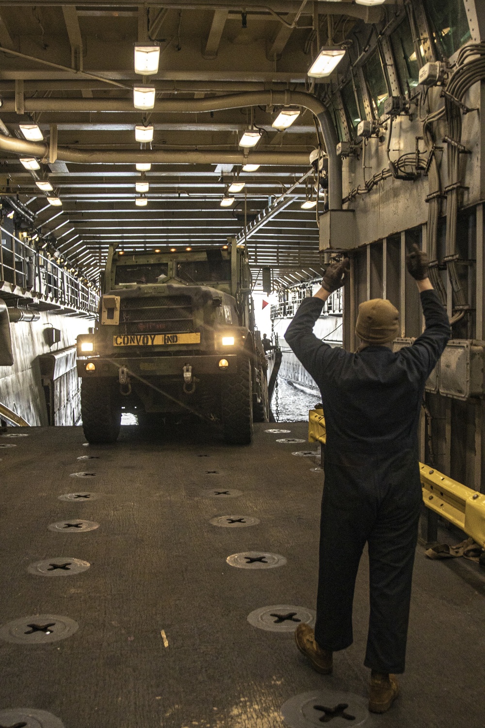 USS Pearl Harbor offload 11th MEU Marines
