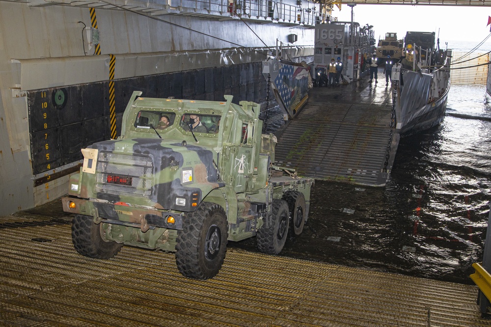 USS Pearl Harbor offload 11th MEU Marines