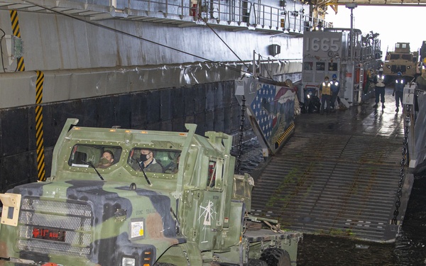 USS Pearl Harbor offload 11th MEU Marines
