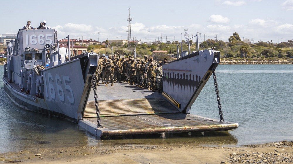 USS Pearl Harbor offload 11th MEU Marines