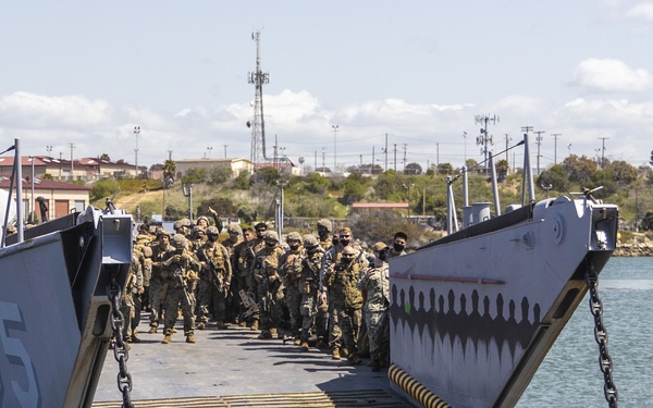 USS Pearl Harbor offload 11th MEU Marines
