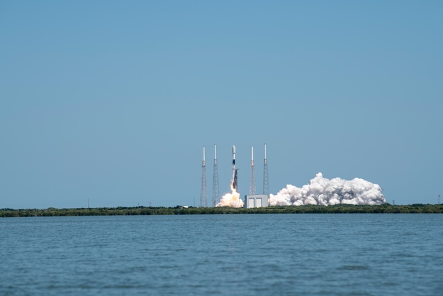 Falcon-9 launches 60 satellites into orbit