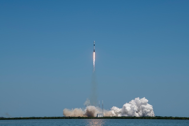 Falcon-9 launches 60 satellites into orbit