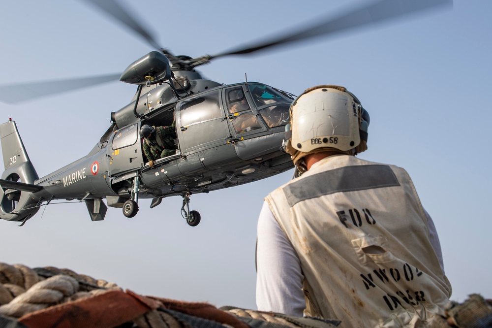 USS Laboon Conducts Flight Operations with FS Charles de Gaulle