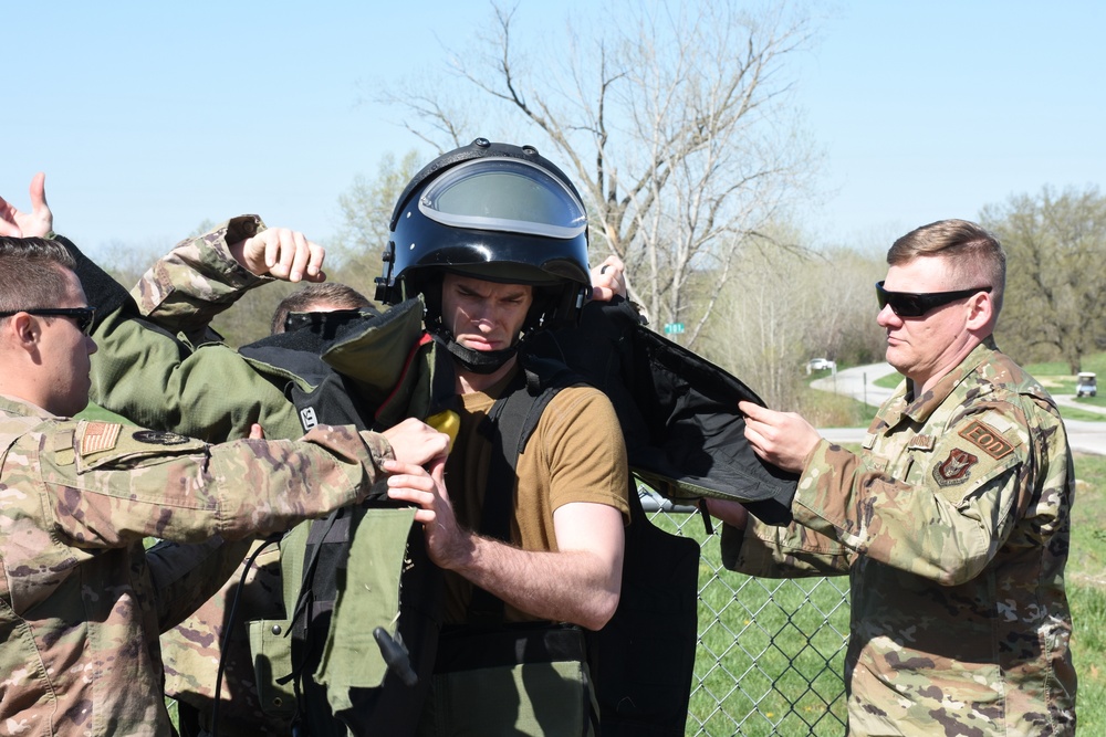 442d Fighter Wing and 509th Bomb Wing EOD conduct exercise with local law enforcement