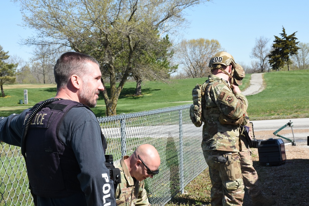 442d Fighter Wing and 509th Bomb Wing EOD conduct exercise with local law enforcement