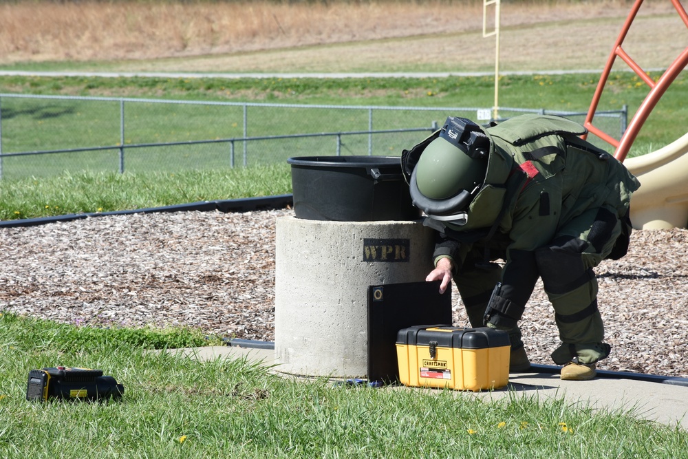 442d Fighter Wing and 509th Bomb Wing EOD conduct exercise with local law enforcement