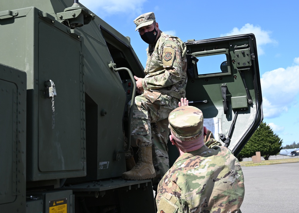 18th AF leadership visits America's Airlift Wing