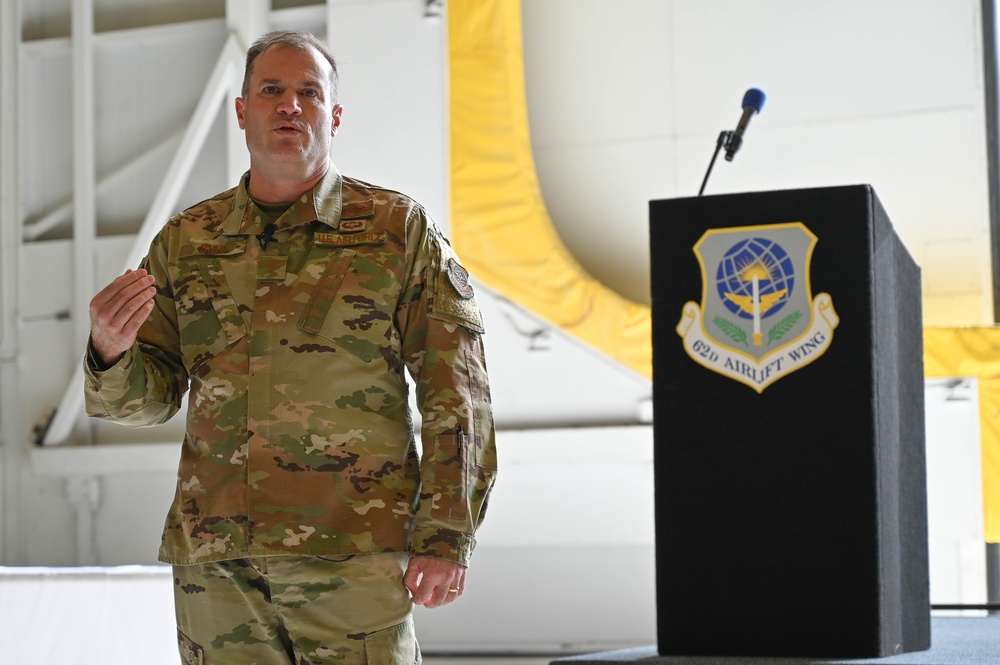 18th AF leadership visits America's Airlift Wing