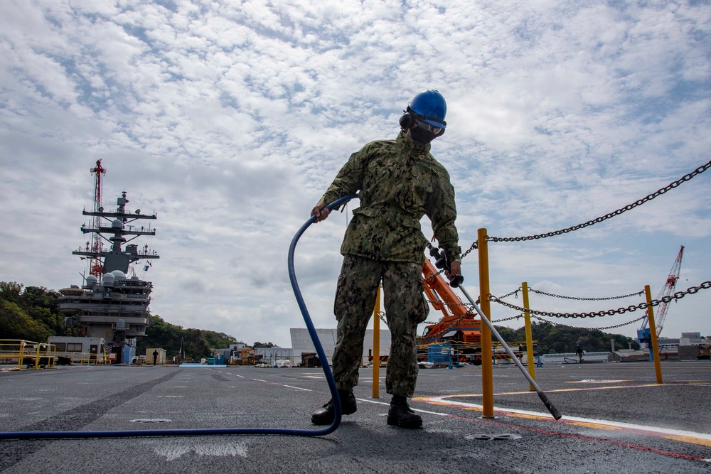 USS Ronald Reagan (CVN 76) Flight Deck Maintenance