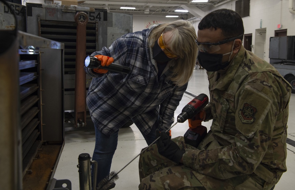 AGE Airmen help keep C-17s young