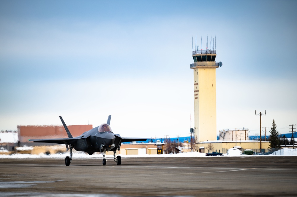 F-35 take-offs &amp; hot pit refueling during AG 21-2