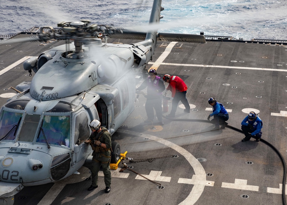 HSC 22 Refuels on USS Sioux City