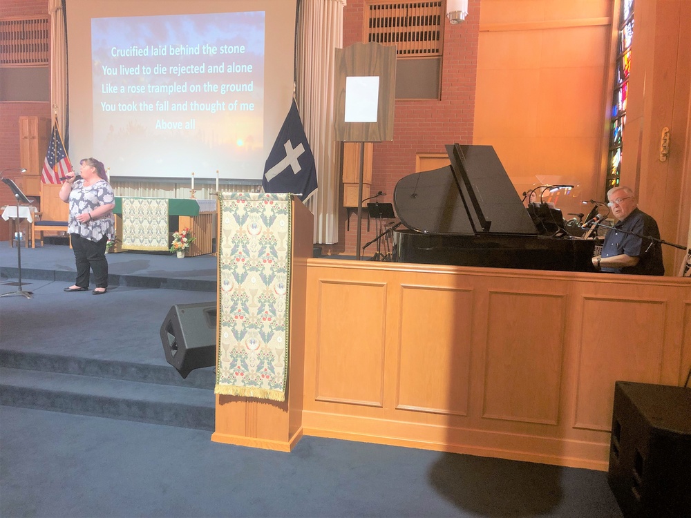 Chapel’s music ministry couple kicks off week with love