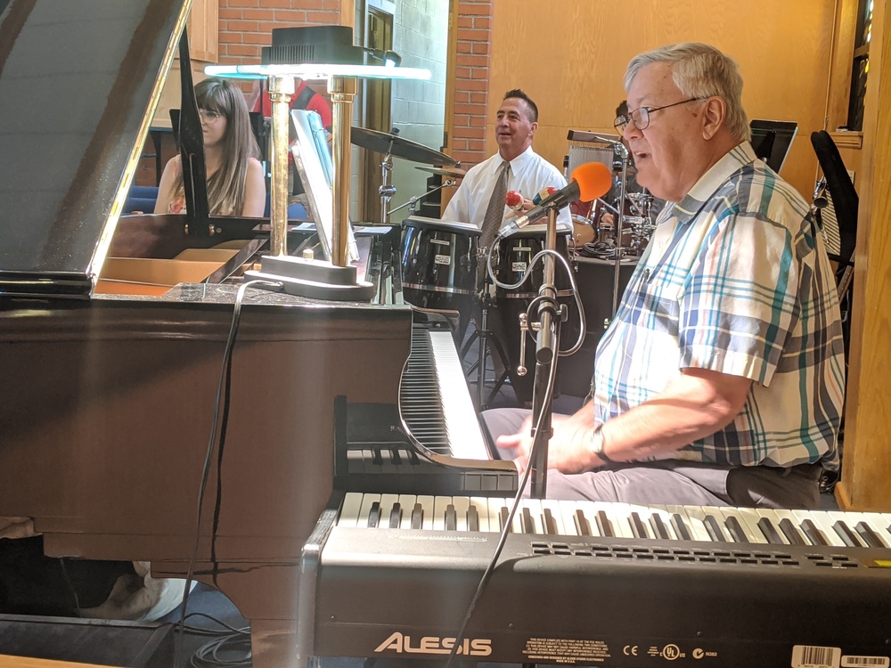 Chapel’s music ministry couple kicks off week with love