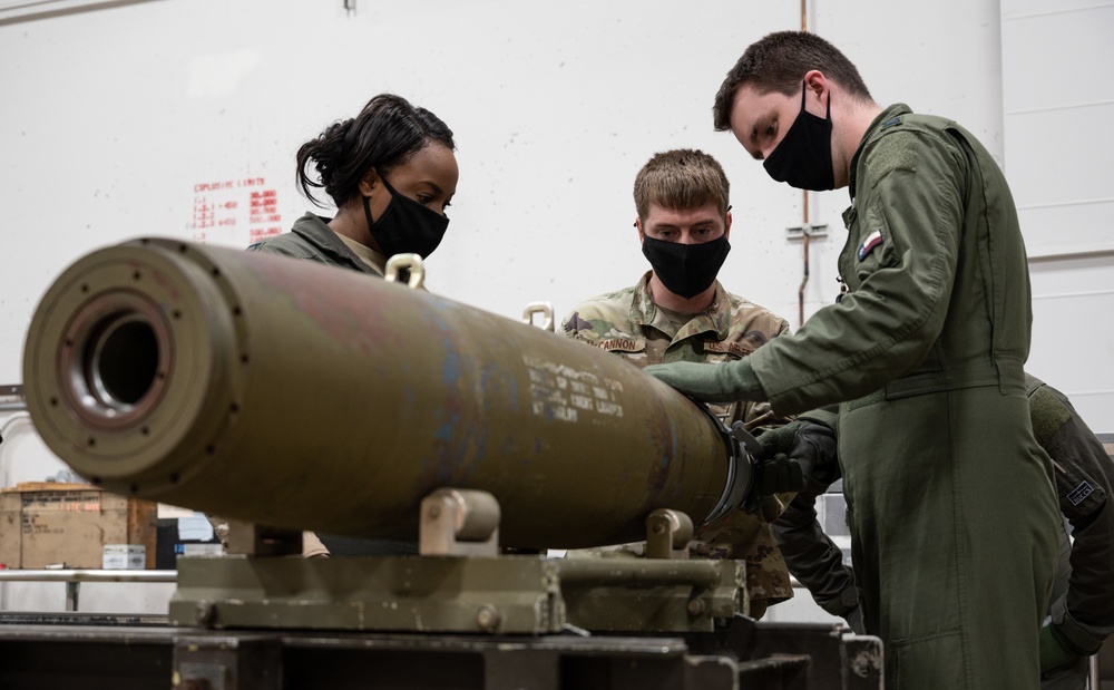 Weapons instructor class construct training munitions