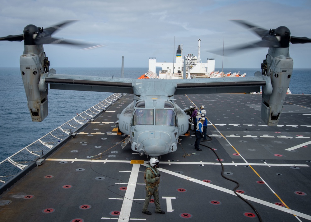 First MV-22B Osprey Lands Aboard USNS Mercy