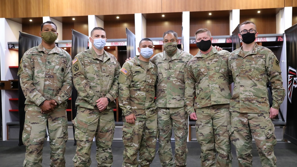 FORSCOM commander awards coins at the Atlanta CVC