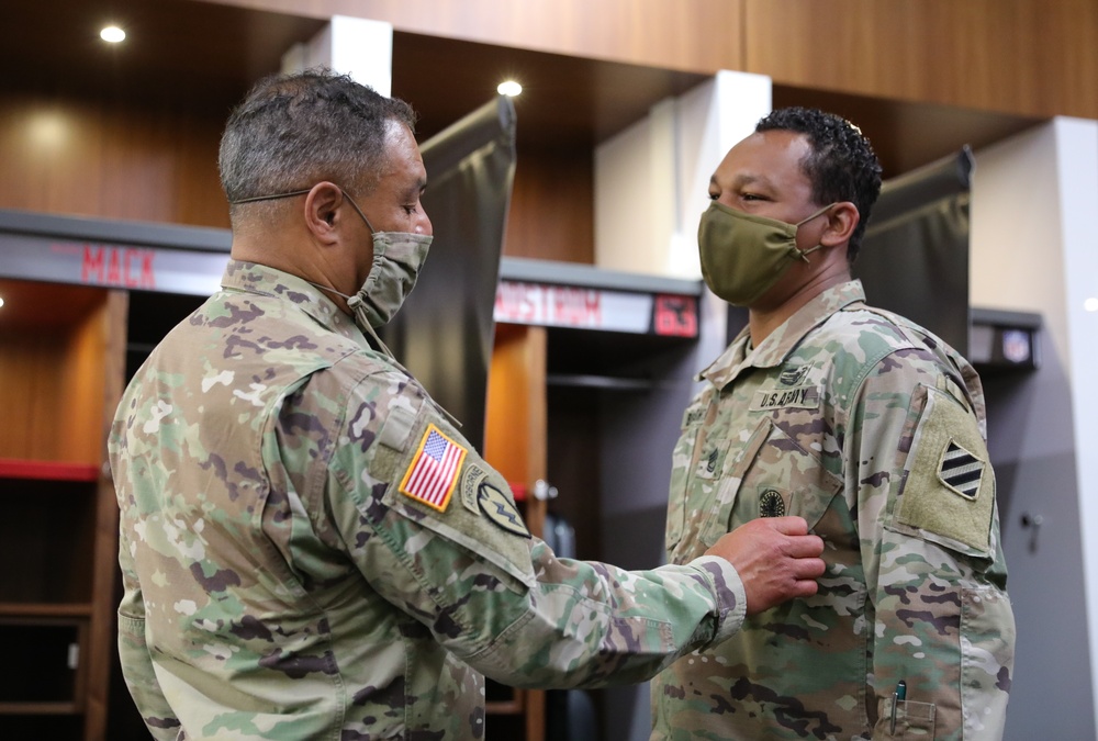 FORSCOM commander awards coins at the Atlanta CVC