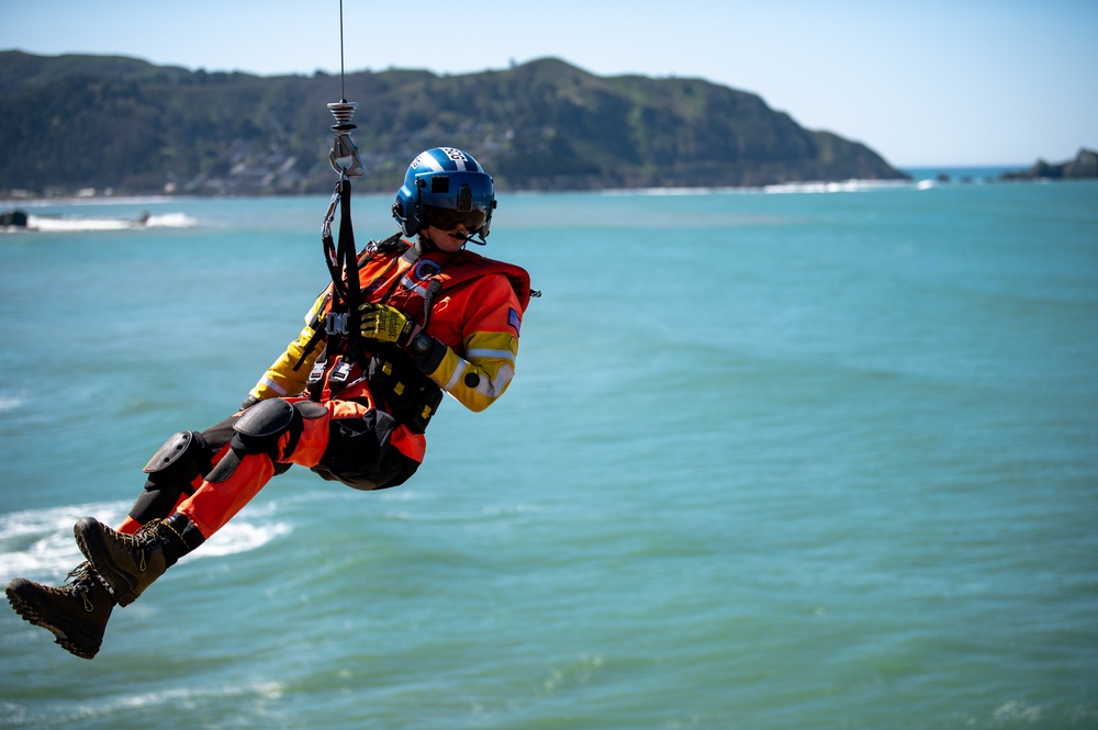 Coast Guard Air Station San Francisco conducts cliff rescue training