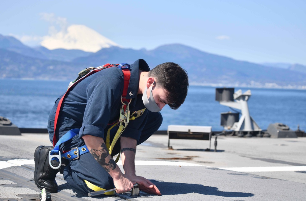 Blue Ridge Sailors Conduct Working Aloft Maintenance