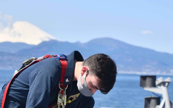 Blue Ridge Sailors Conduct Working Aloft Maintenance