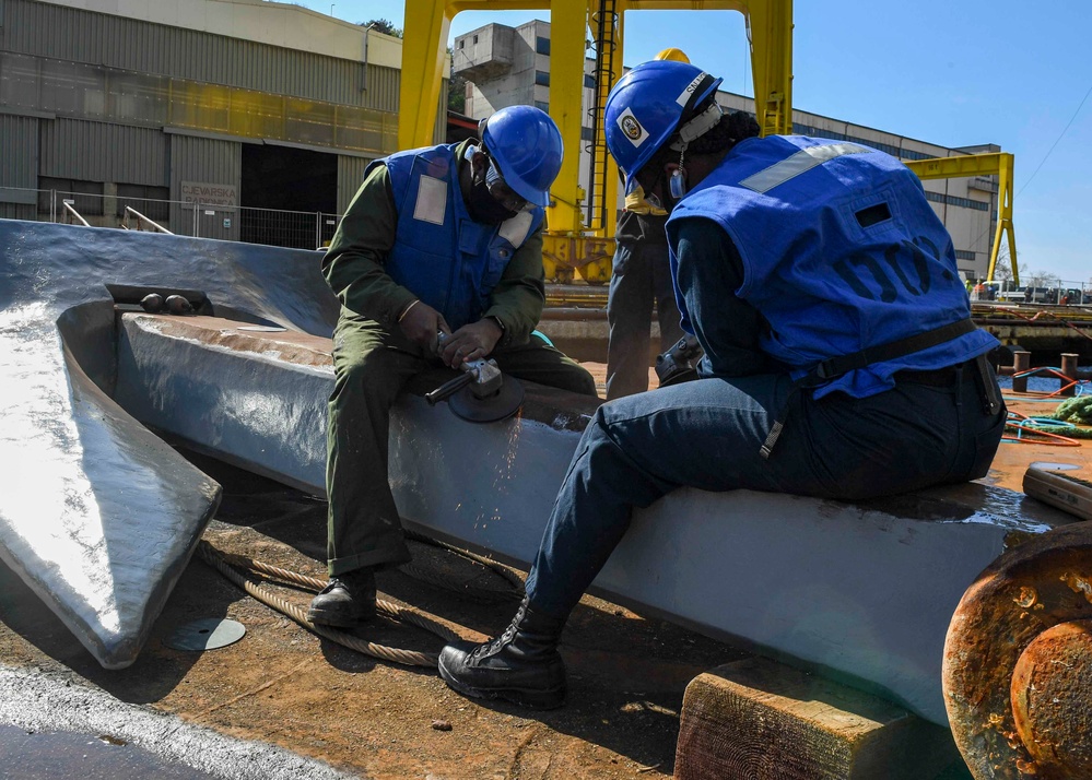 USS Hershel &quot;Woody&quot; Williams maintenance in Croatia