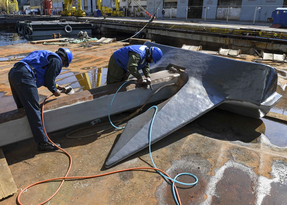 USS Hershel &quot;Woody&quot; Williams maintenance in Croatia