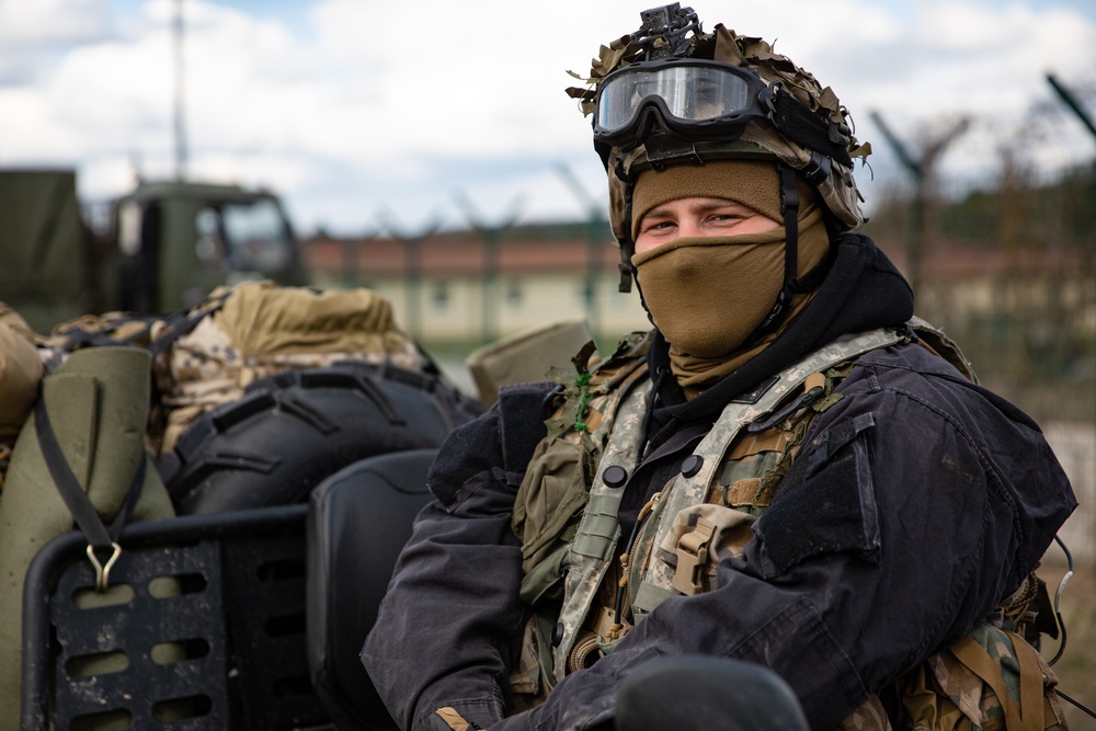 Latvian Soldiers provide OPFOR at Dragoon Ready 21