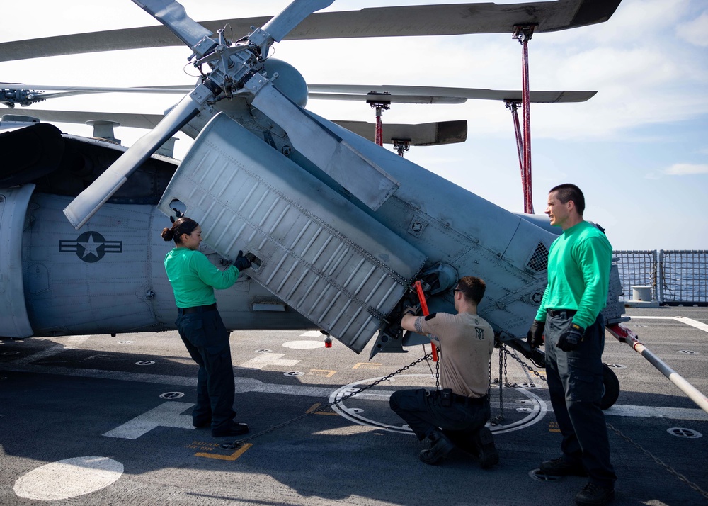 HSC 22 Sailors Prepare Helicopter